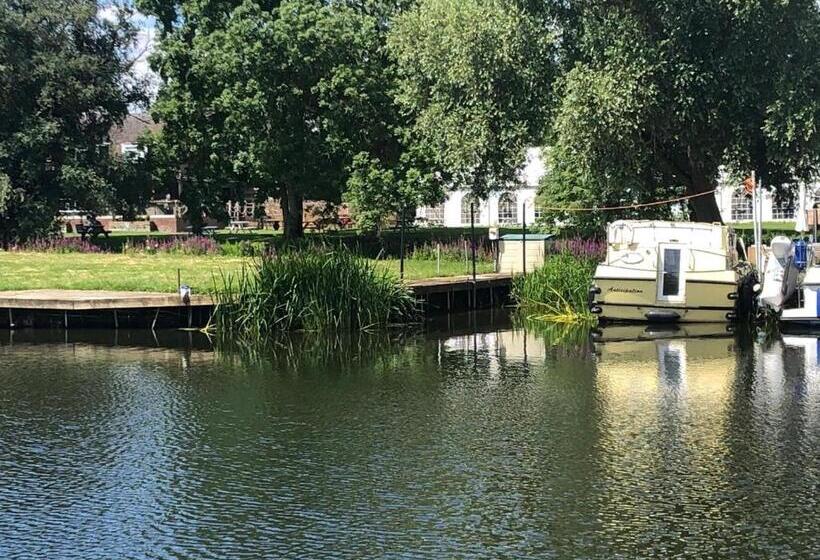 Pike And Eel Hotel And Marina