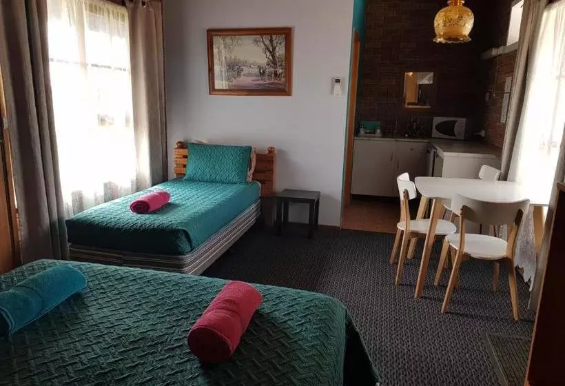 Walkabout Motel