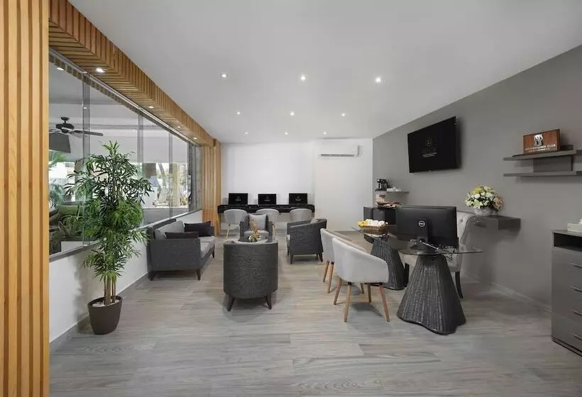 בית מלון כפרי El Cid La Ceiba Beach