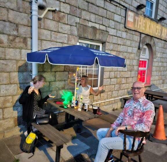 הוסטל Kings Arms Guest House Ebbw Vale