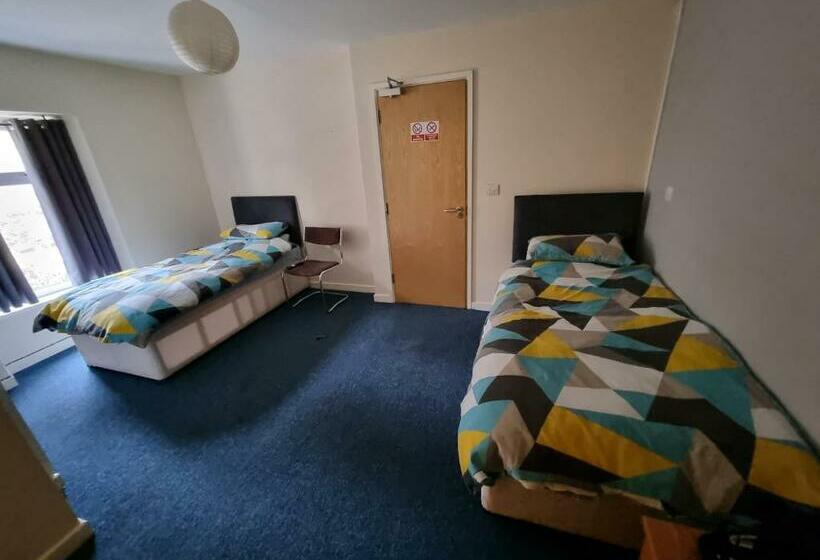 הוסטל Kings Arms Guest House Ebbw Vale