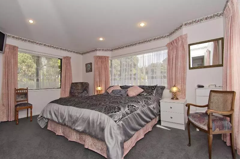 Hotelli On The Beach Bed & Breakfast