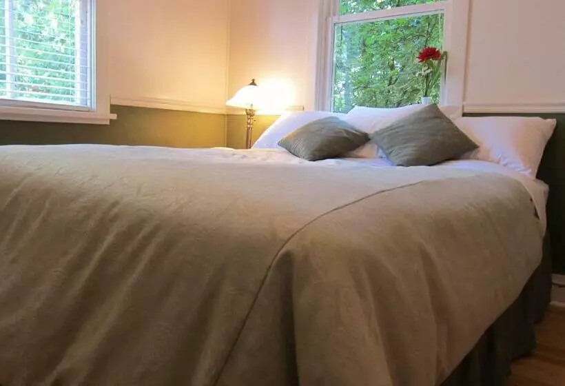 Retkeilymaja Heriot Bay Inn