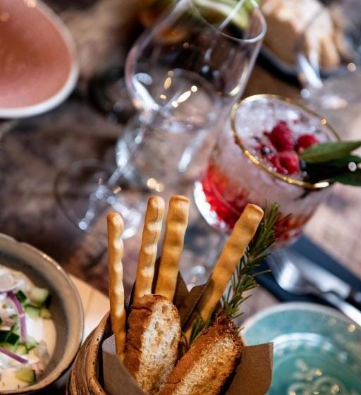 Отель Hôtel De La Tour