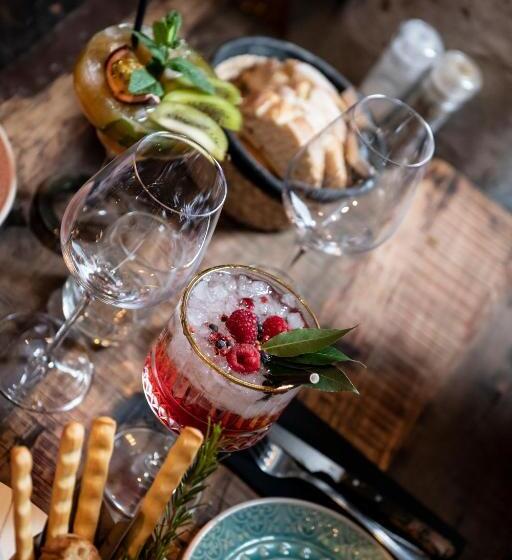 Отель Hôtel De La Tour