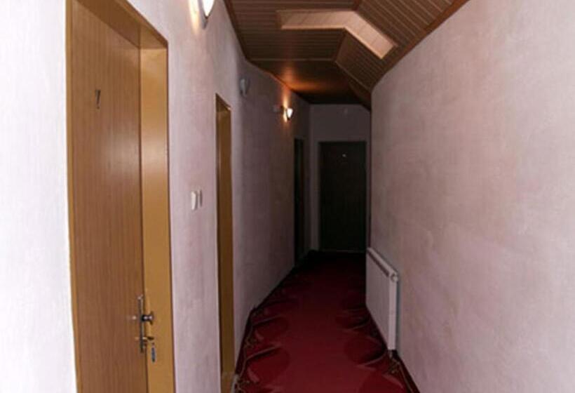 Motel Pod Stromíšom