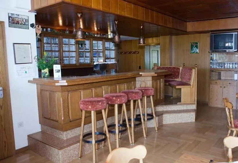 Majatalo Gasthof Zum Hohen Lohr