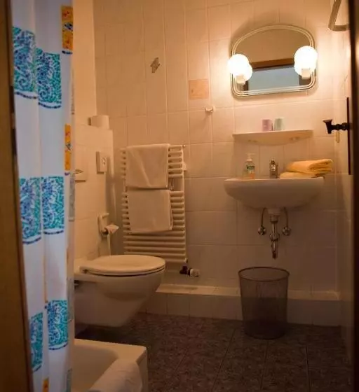 Majatalo Gasthof Zum Hohen Lohr