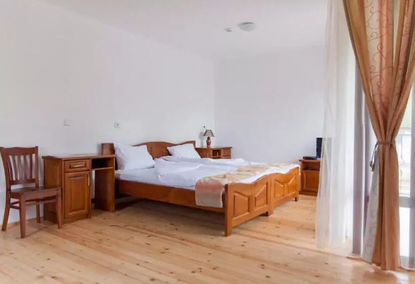 Majatalo Guest House Lŭgŭt