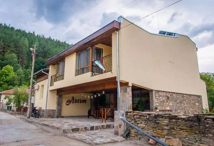 Majatalo Guest House Lŭgŭt