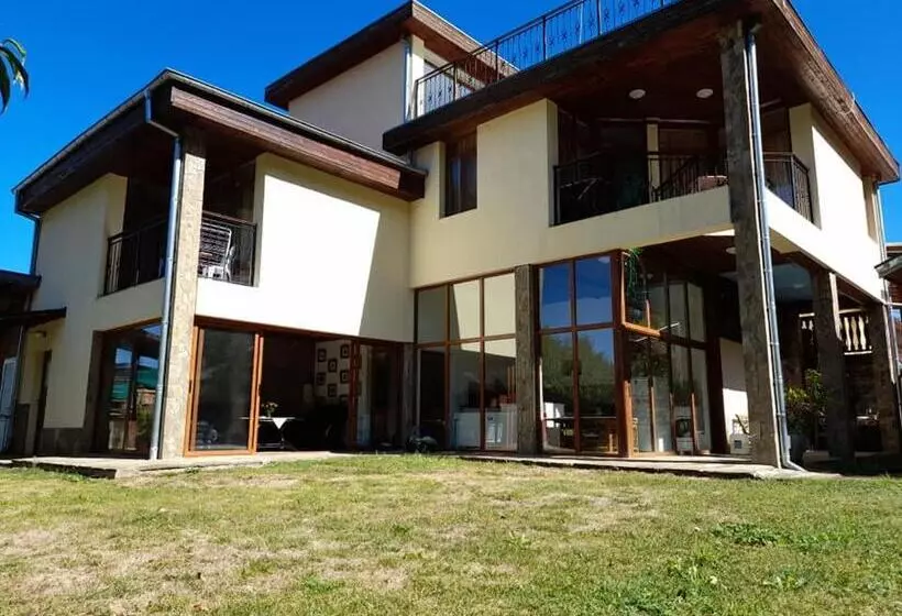 Majatalo Guest House Lŭgŭt