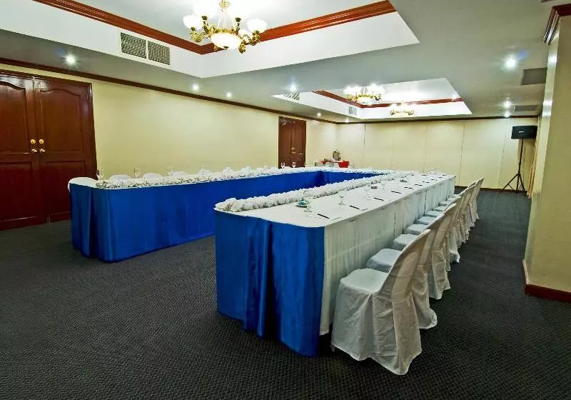 בית מלון כפרי Berjaya Makati