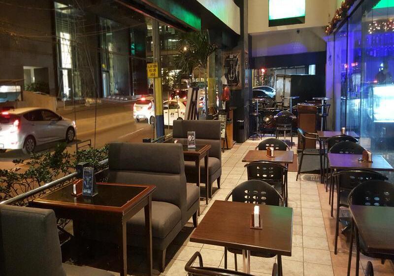 Отель Berjaya Makati