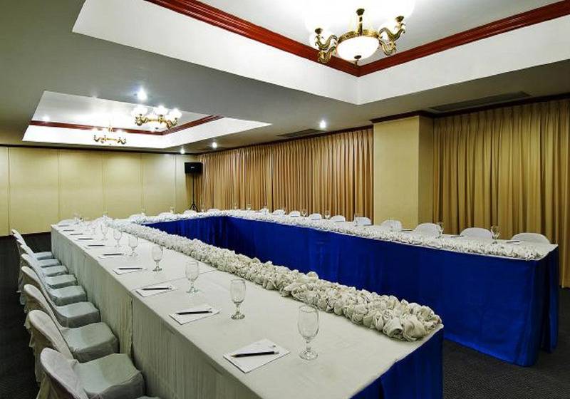 Отель Berjaya Makati