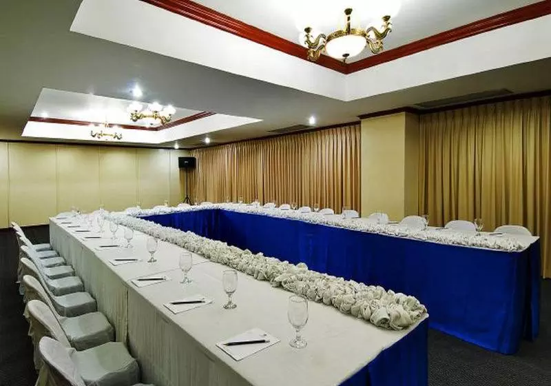 בית מלון כפרי Berjaya Makati