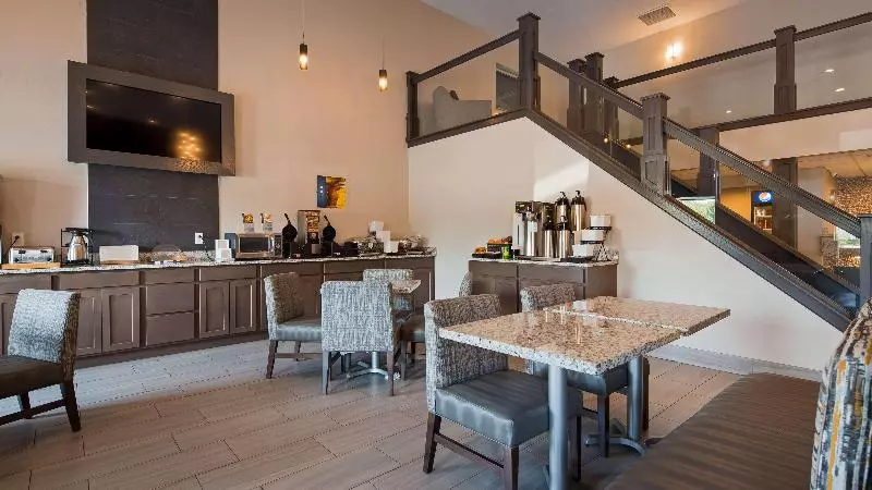 هتل Best Western Plus Flint Airport Inn & Suites