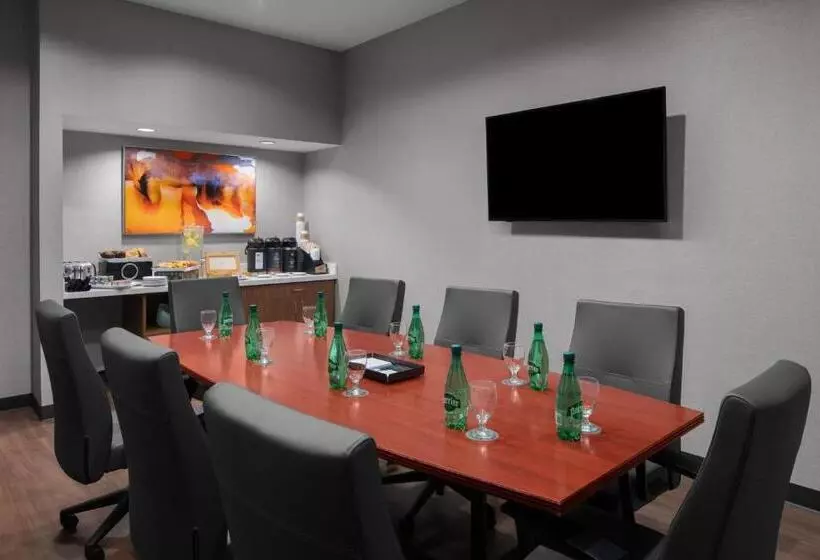 Отель Courtyard Los Angeles Burbank Airport