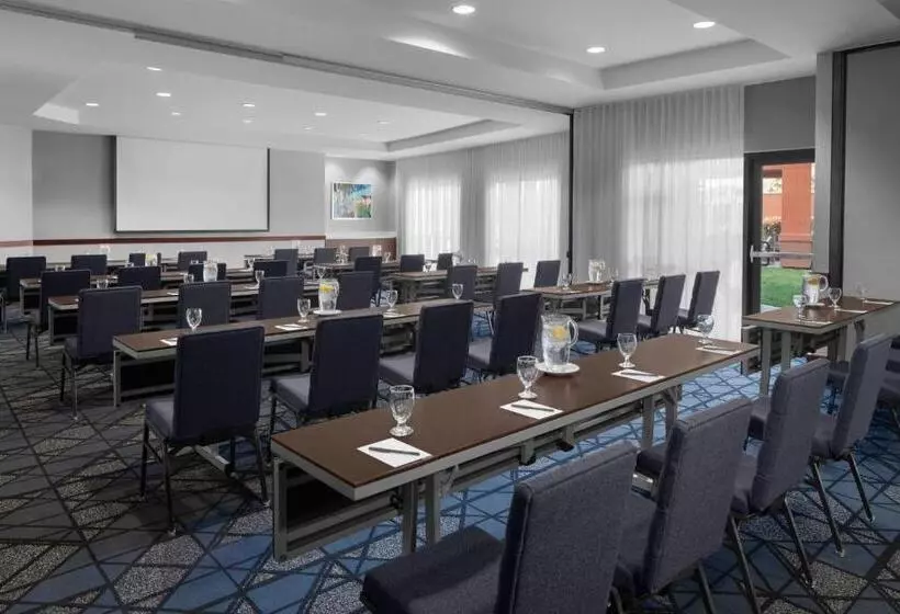 Отель Courtyard Los Angeles Burbank Airport