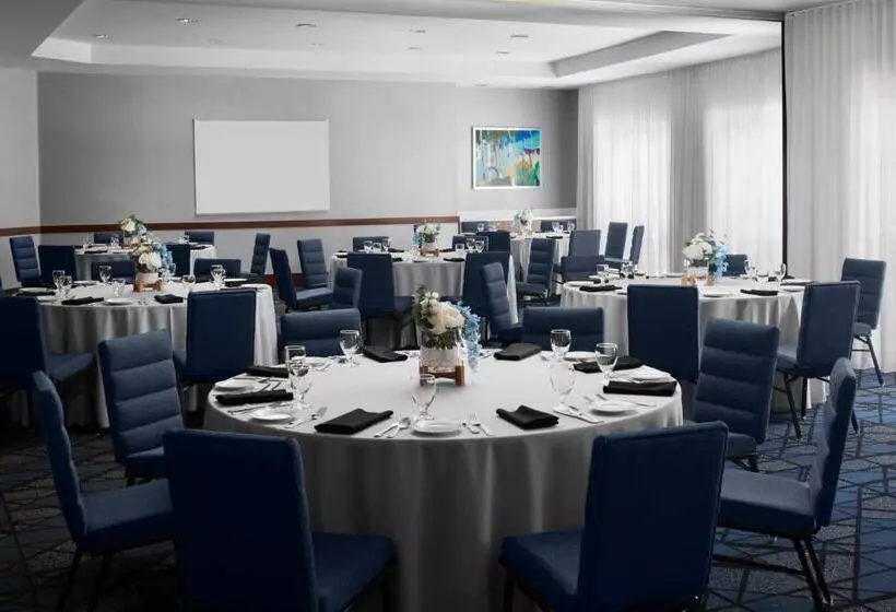 Отель Courtyard Los Angeles Burbank Airport