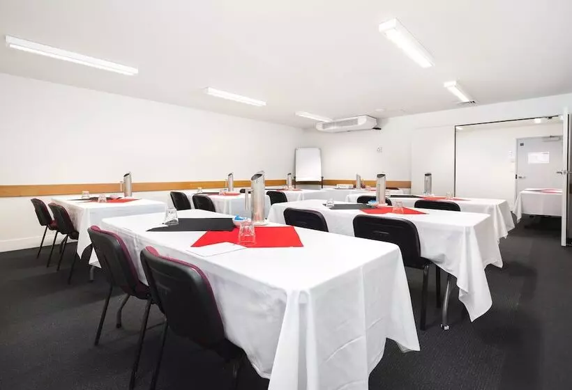 Отель George Williams