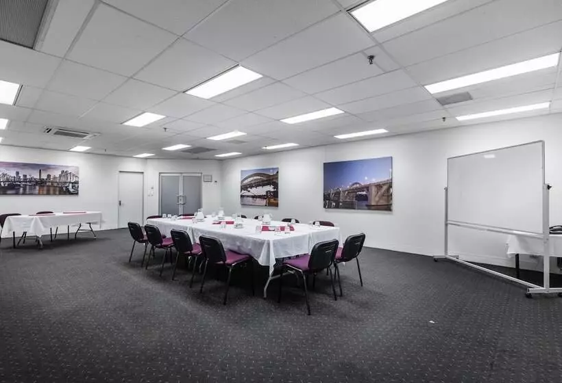 Отель George Williams