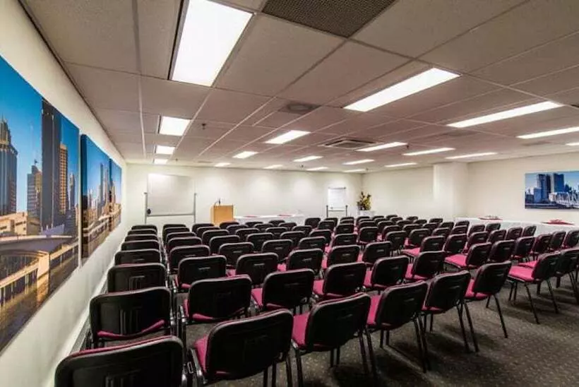 Отель George Williams