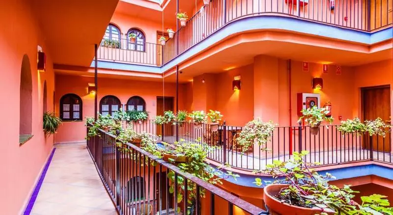 هتل Patio De La Alameda