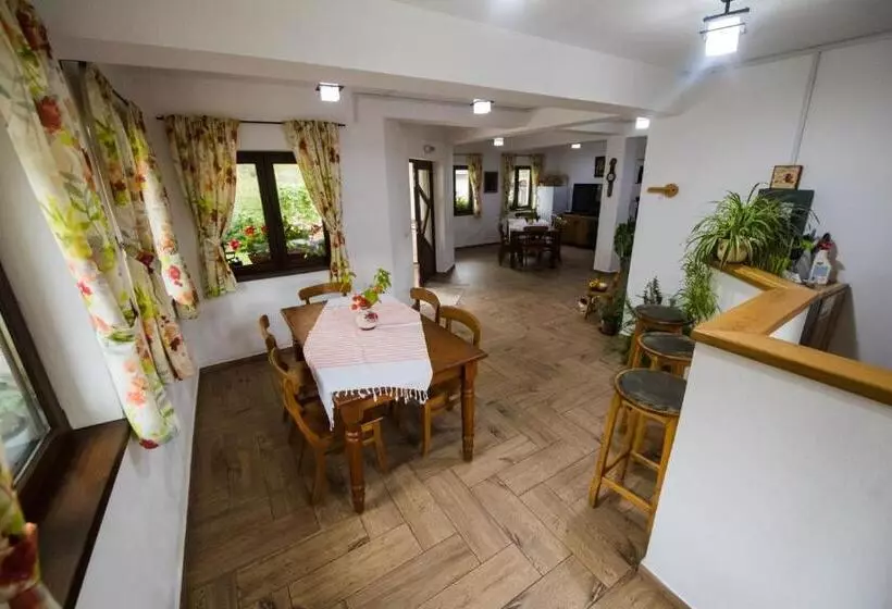 هتل Pensiunea Dealul Cu Melci