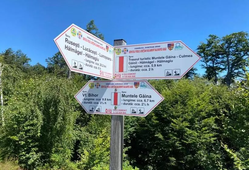 هتل Pensiunea Dealul Cu Melci