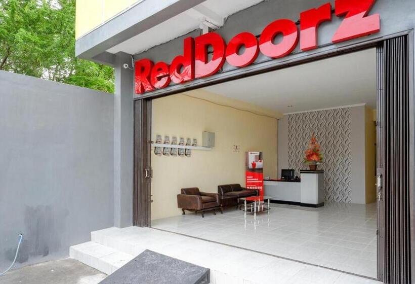 Pensió Reddoorz Near Graha Saba Buana Solo