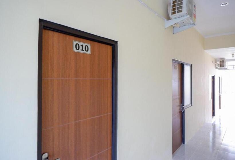 Pensió Reddoorz Near Graha Saba Buana Solo