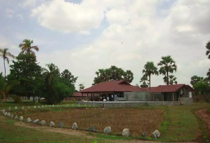 Hotelli Thompukandam Village Resort