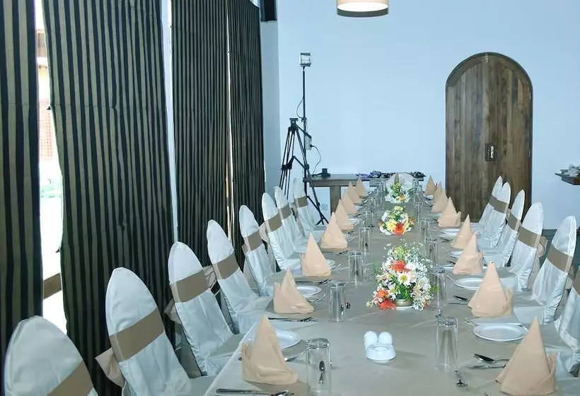 Hotelli Thompukandam Village Resort