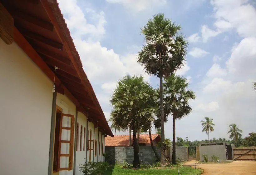 Hotelli Thompukandam Village Resort