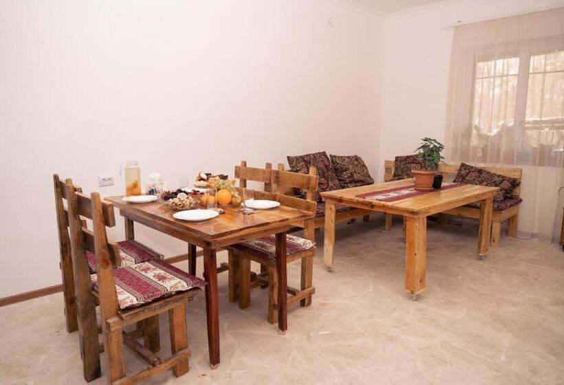 Pensão Bjnihouse, Guest House