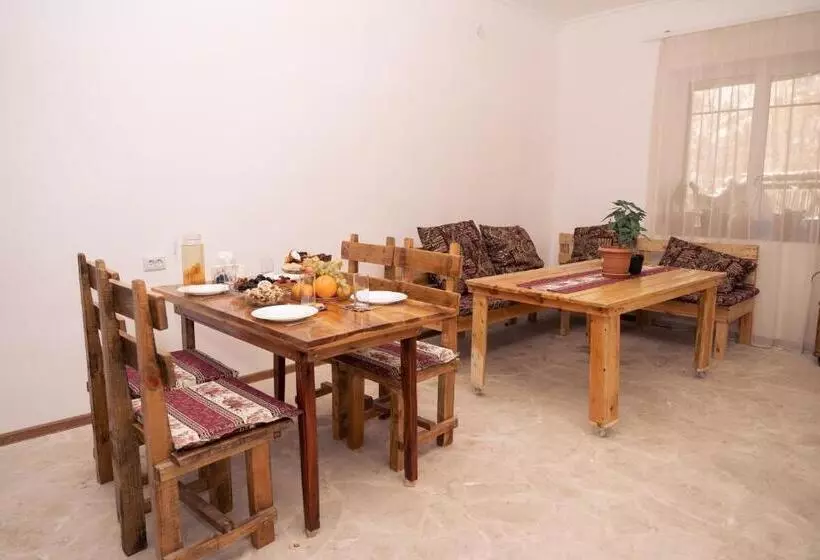 Majatalo Bjnihouse, Guest House