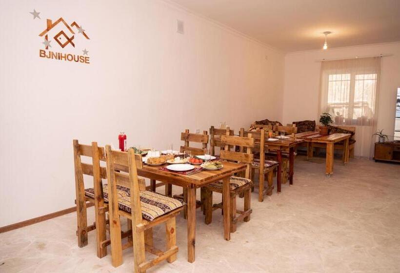 Pensão Bjnihouse, Guest House