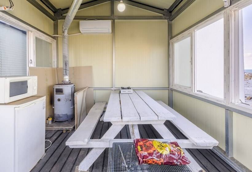 בית מלון כפרי On The Sea Pension