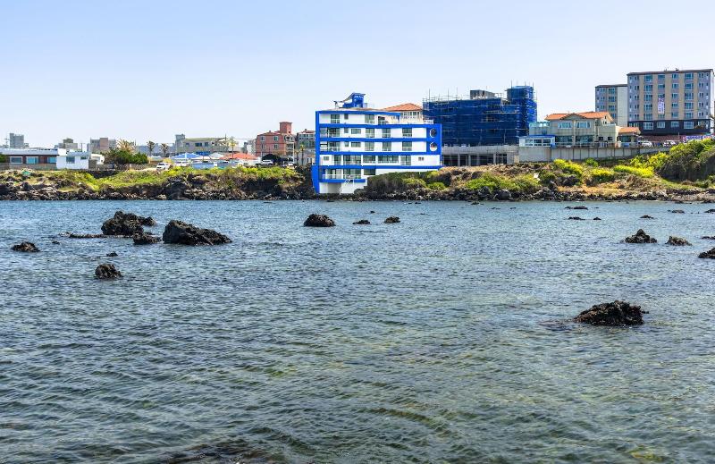 בית מלון כפרי On The Sea Pension