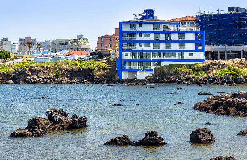 בית מלון כפרי On The Sea Pension