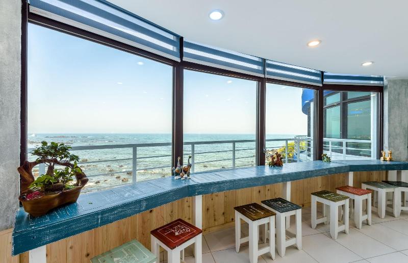 בית מלון כפרי On The Sea Pension