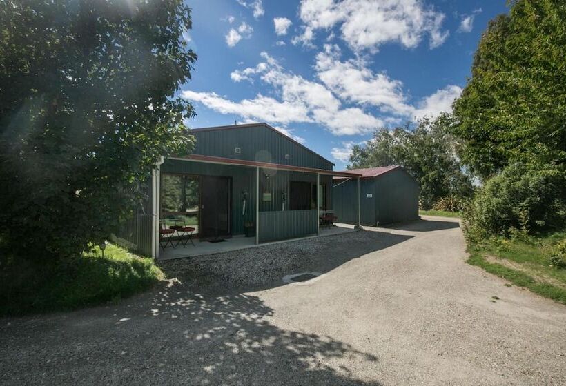 בית מלון כפרי Oasis Yurt Lodge