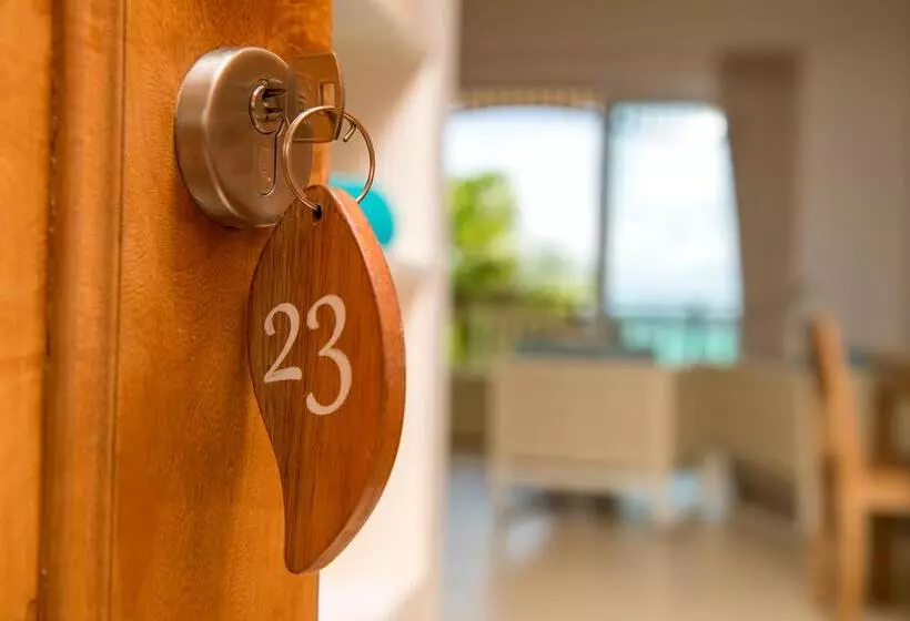 هتل Acajou Beach Resort