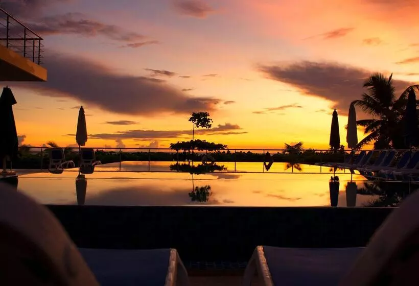 هتل Acajou Beach Resort