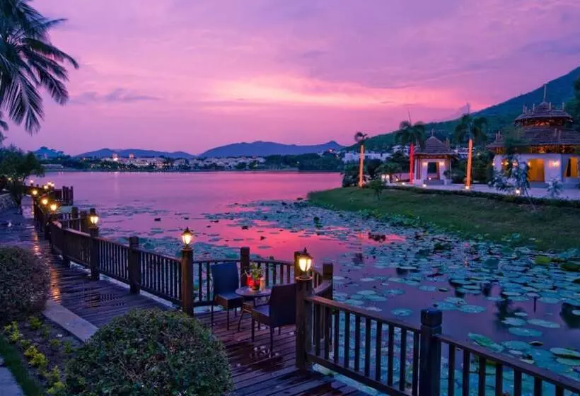 Отель Golden Palm Resort