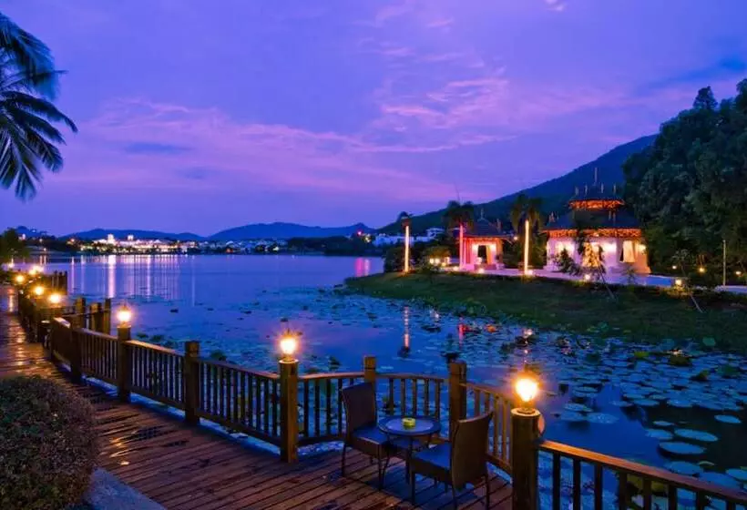 Отель Golden Palm Resort