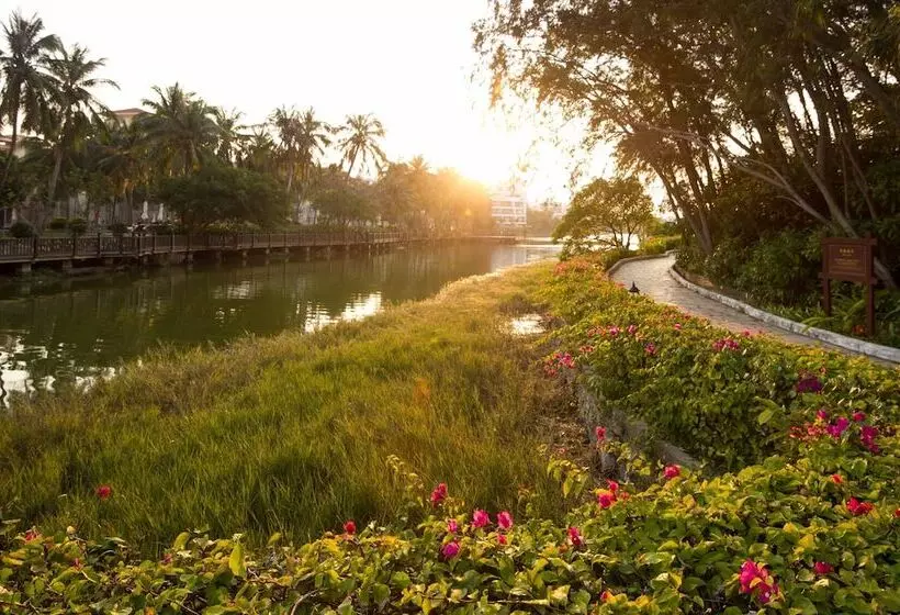 Отель Golden Palm Resort