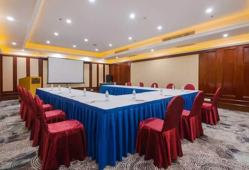 Отель Golden Palm Resort