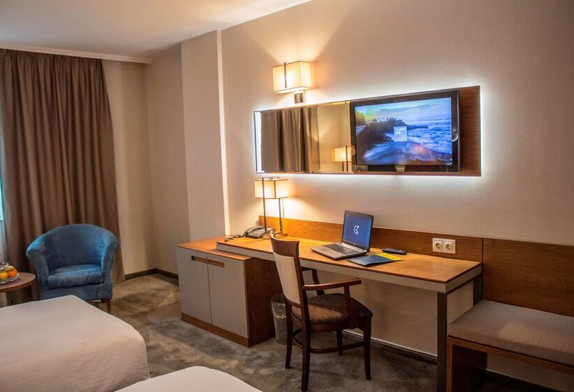 هتل Golden Tulip Varna