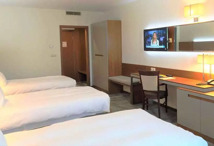 בית מלון כפרי Golden Tulip Varna